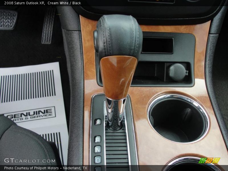 Cream White / Black 2008 Saturn Outlook XR