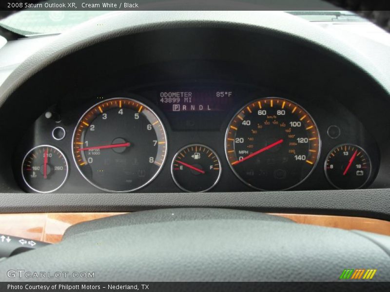 Cream White / Black 2008 Saturn Outlook XR