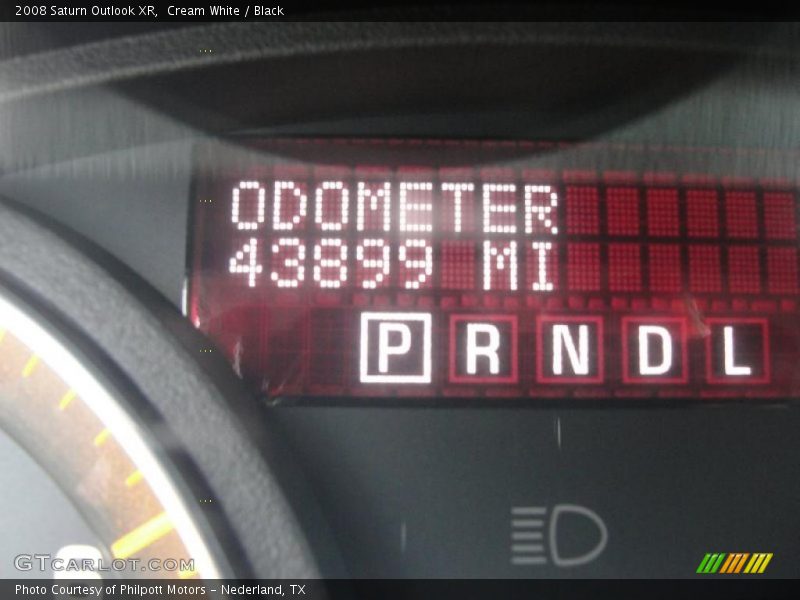 Cream White / Black 2008 Saturn Outlook XR