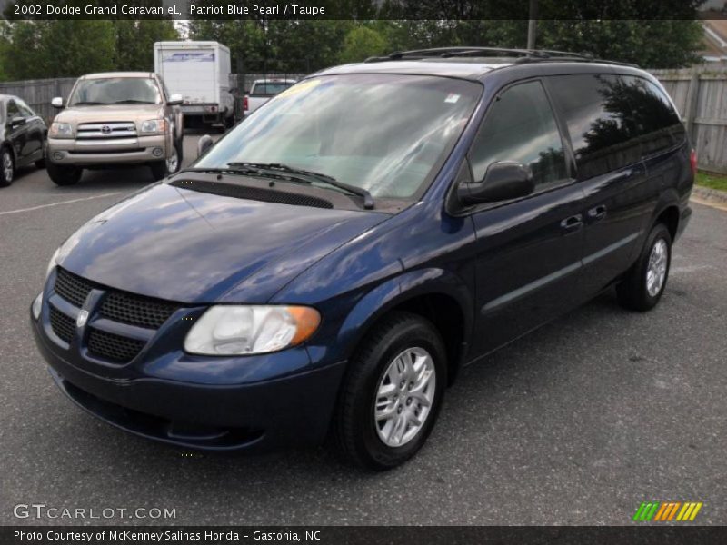 Front 3/4 View of 2002 Grand Caravan eL