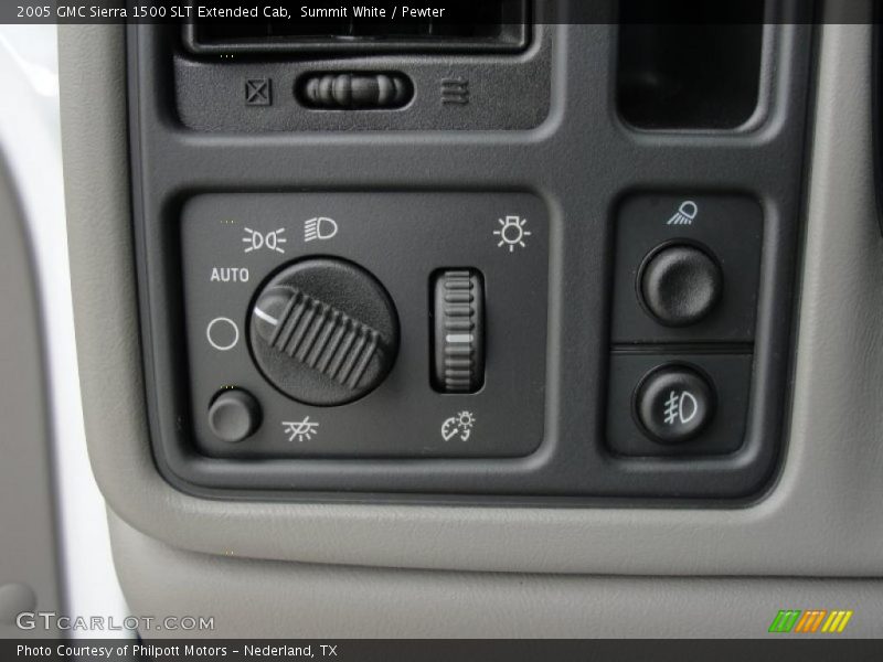 Controls of 2005 Sierra 1500 SLT Extended Cab