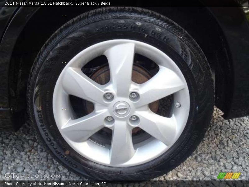 Super Black / Beige 2011 Nissan Versa 1.8 SL Hatchback