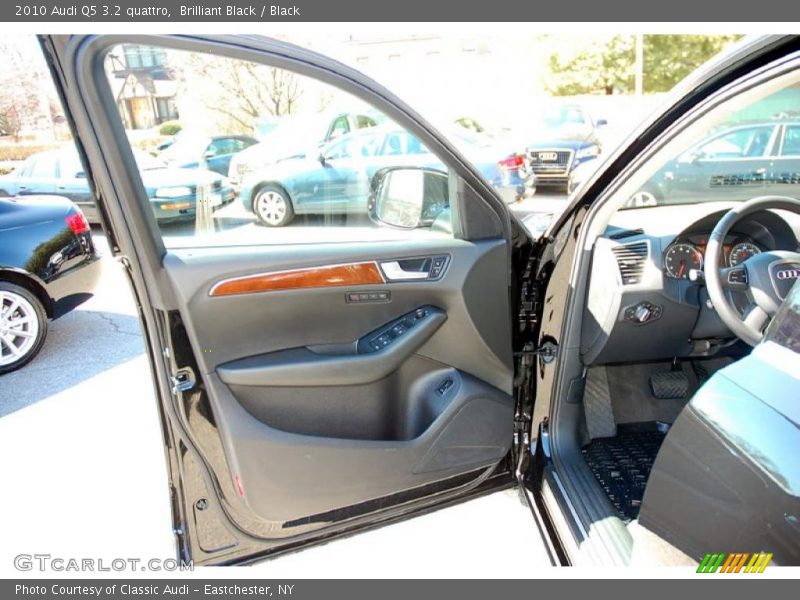 Brilliant Black / Black 2010 Audi Q5 3.2 quattro