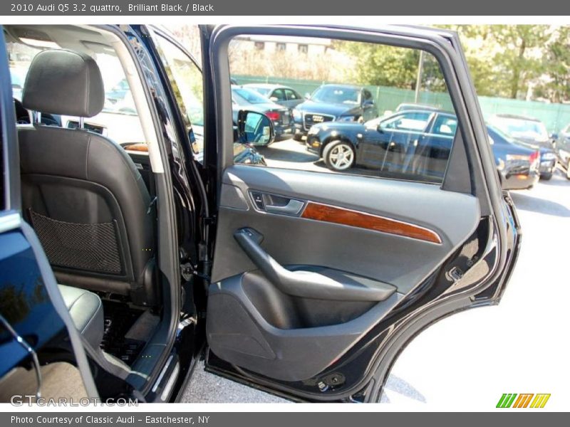 Brilliant Black / Black 2010 Audi Q5 3.2 quattro