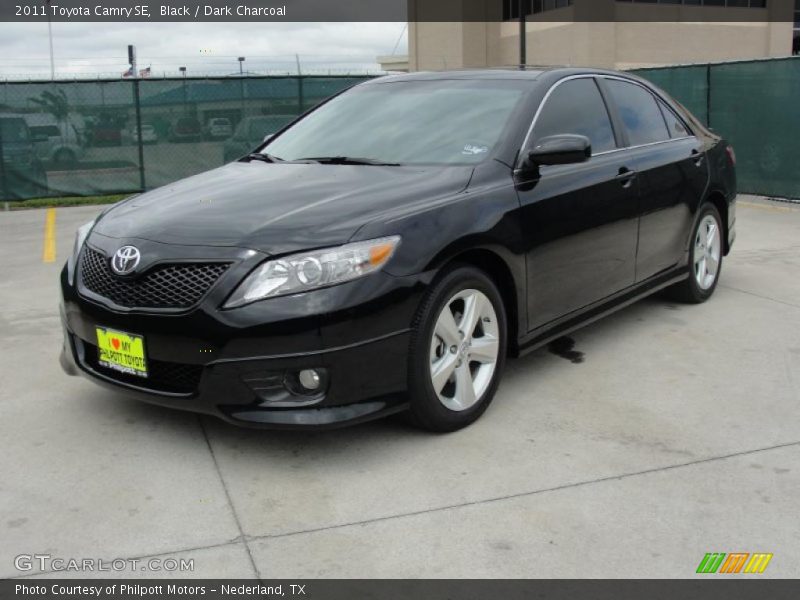 Front 3/4 View of 2011 Camry SE