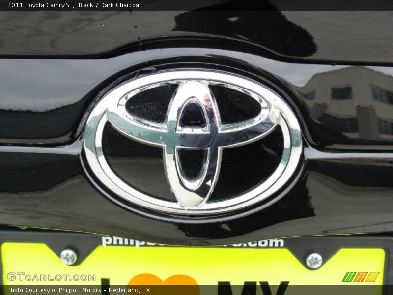 Black / Dark Charcoal 2011 Toyota Camry SE