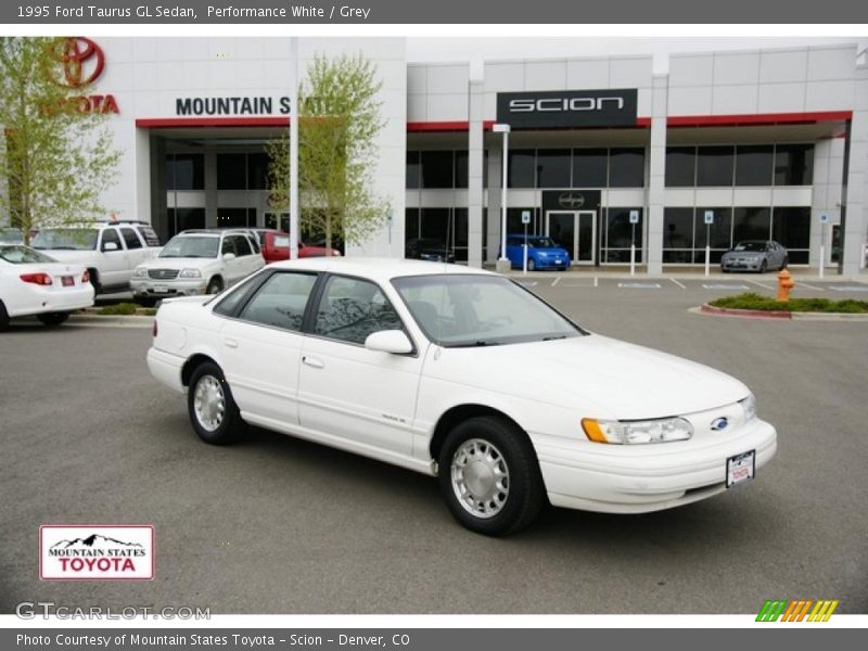 Performance White / Grey 1995 Ford Taurus GL Sedan