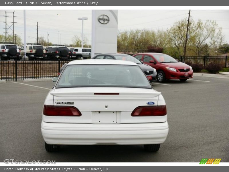Performance White / Grey 1995 Ford Taurus GL Sedan