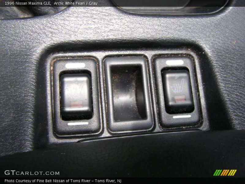 Arctic White Pearl / Gray 1996 Nissan Maxima GLE