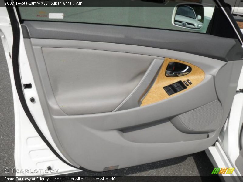 Super White / Ash 2007 Toyota Camry XLE