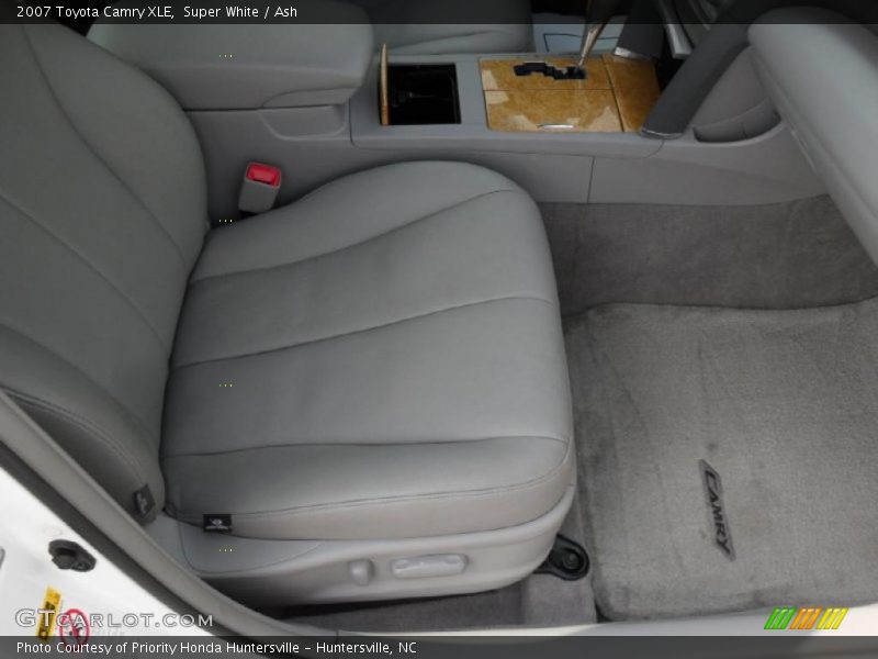 Super White / Ash 2007 Toyota Camry XLE