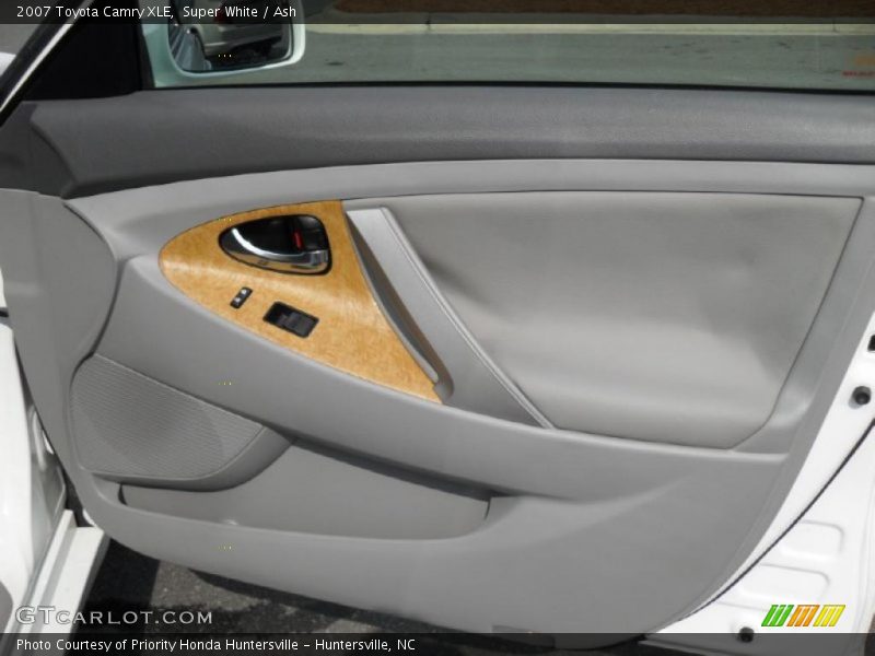 Super White / Ash 2007 Toyota Camry XLE