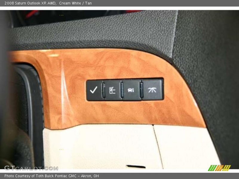 Cream White / Tan 2008 Saturn Outlook XR AWD