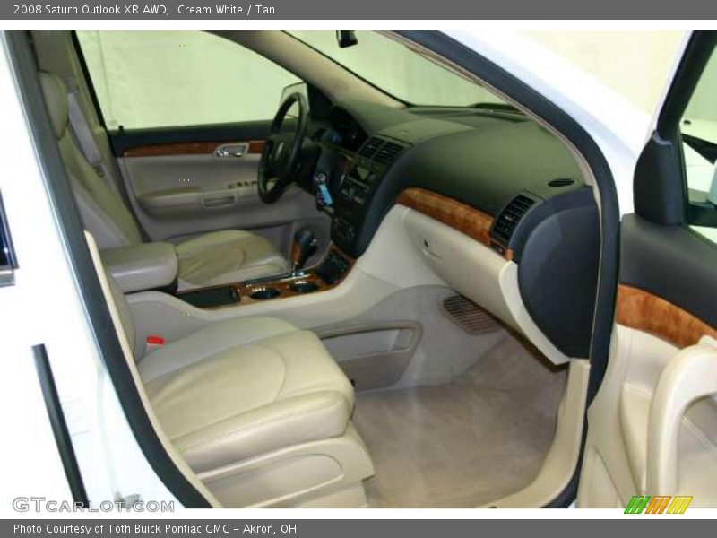 Cream White / Tan 2008 Saturn Outlook XR AWD