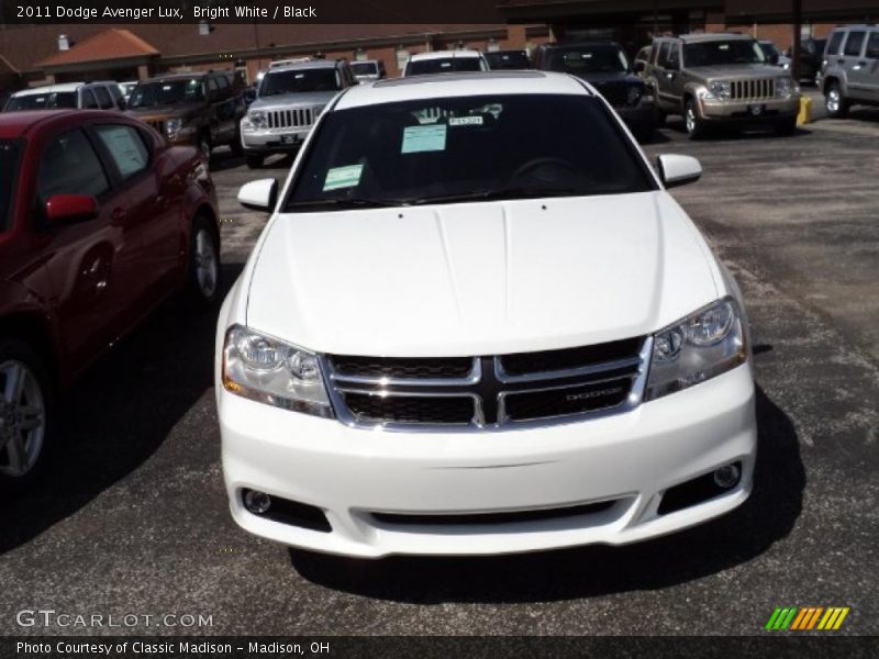 Bright White / Black 2011 Dodge Avenger Lux