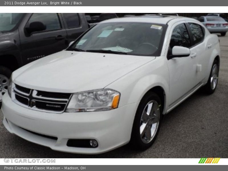 Bright White / Black 2011 Dodge Avenger Lux