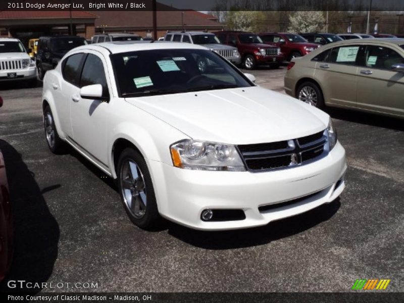 Bright White / Black 2011 Dodge Avenger Lux