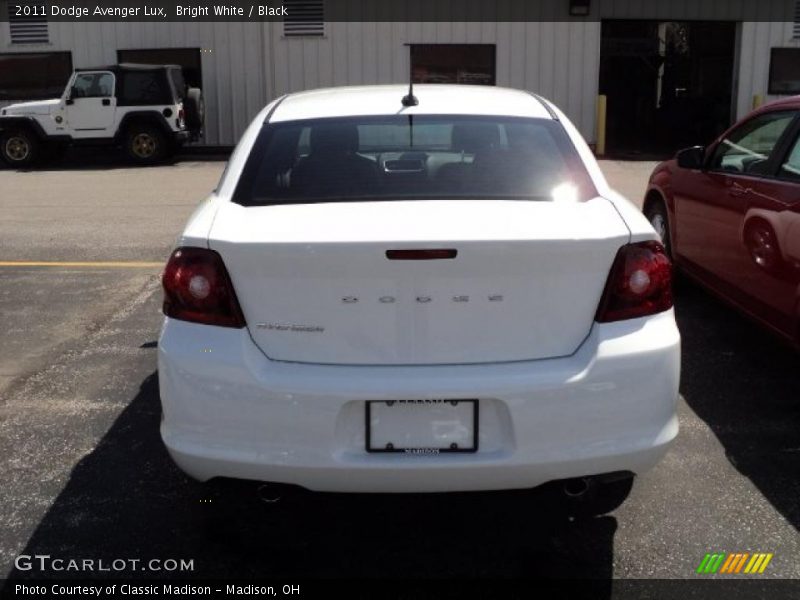 Bright White / Black 2011 Dodge Avenger Lux