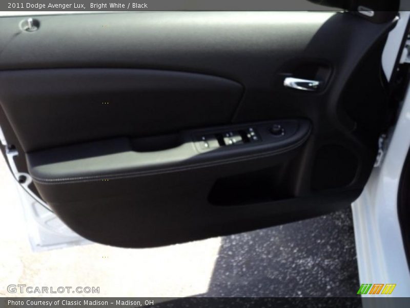 Bright White / Black 2011 Dodge Avenger Lux