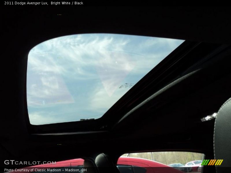 Bright White / Black 2011 Dodge Avenger Lux