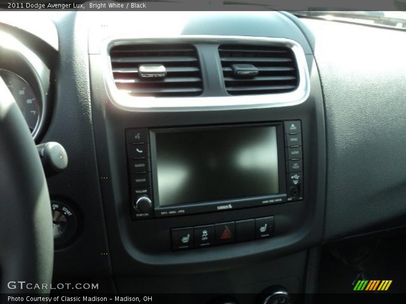 Bright White / Black 2011 Dodge Avenger Lux