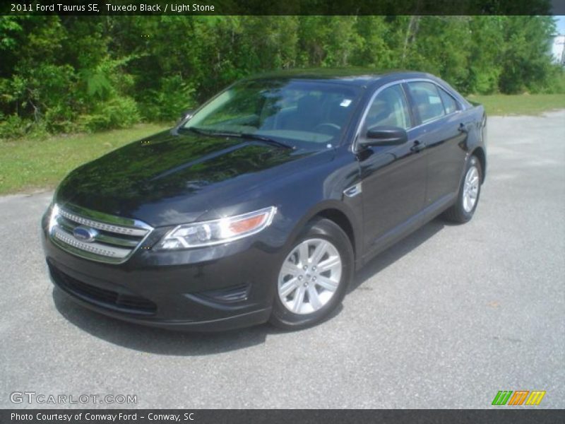 Tuxedo Black / Light Stone 2011 Ford Taurus SE