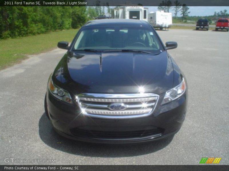 Tuxedo Black / Light Stone 2011 Ford Taurus SE