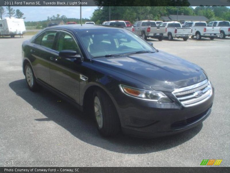 Tuxedo Black / Light Stone 2011 Ford Taurus SE
