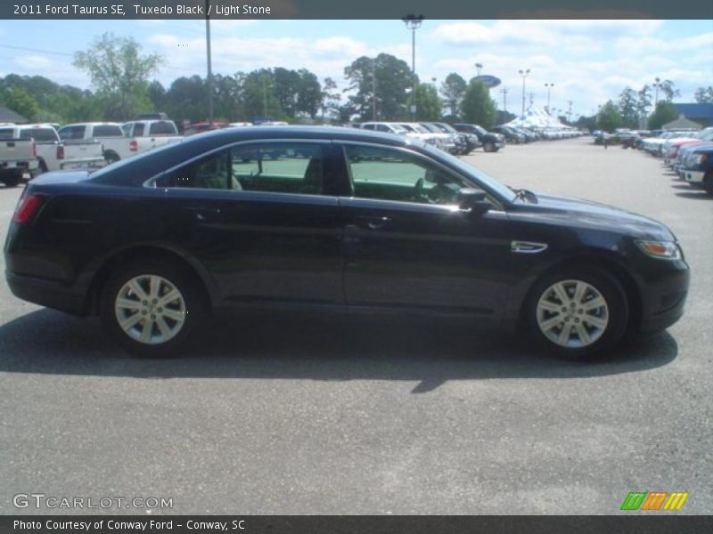 Tuxedo Black / Light Stone 2011 Ford Taurus SE