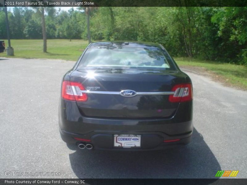 Tuxedo Black / Light Stone 2011 Ford Taurus SE