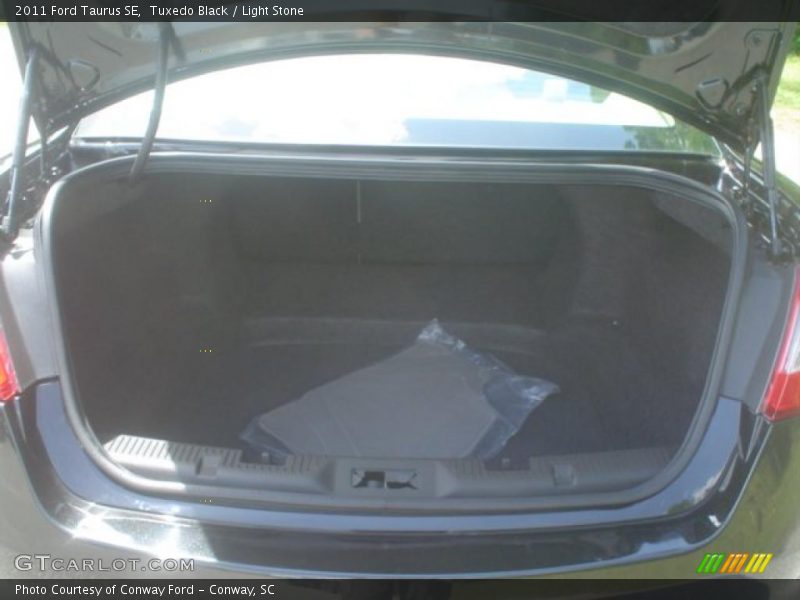 Tuxedo Black / Light Stone 2011 Ford Taurus SE