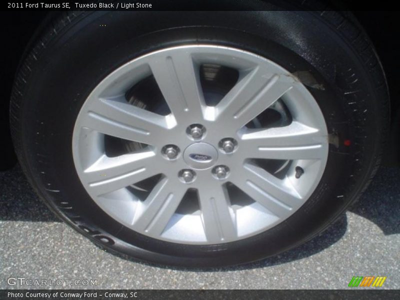 Tuxedo Black / Light Stone 2011 Ford Taurus SE