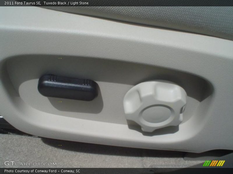 Tuxedo Black / Light Stone 2011 Ford Taurus SE