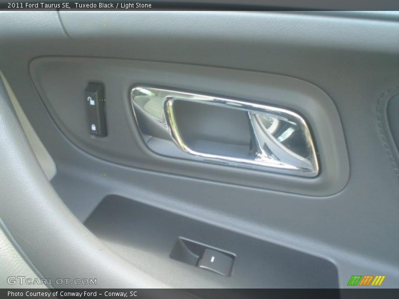 Tuxedo Black / Light Stone 2011 Ford Taurus SE