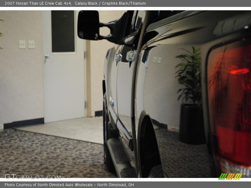 Galaxy Black / Graphite Black/Titanium 2007 Nissan Titan LE Crew Cab 4x4