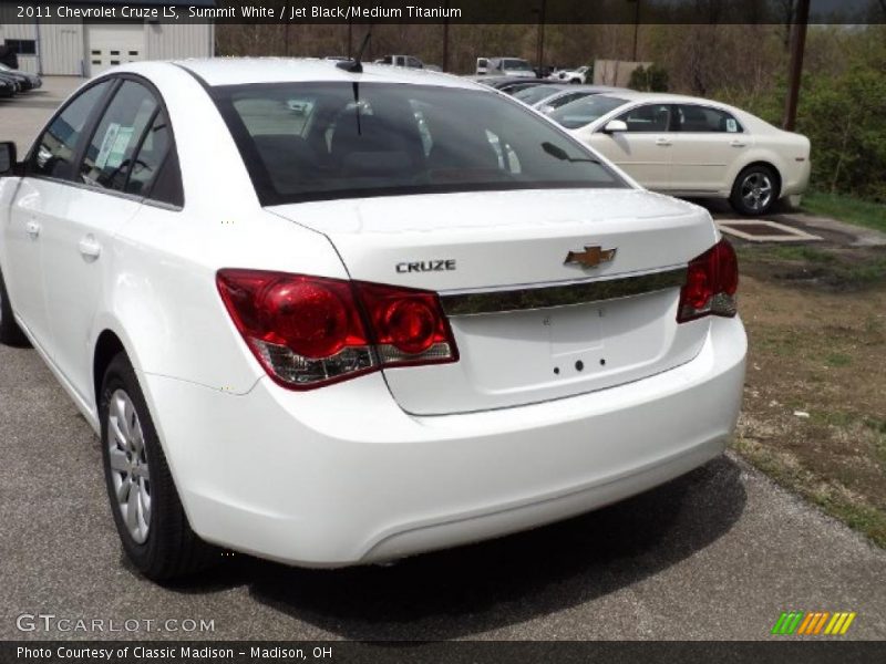 Summit White / Jet Black/Medium Titanium 2011 Chevrolet Cruze LS