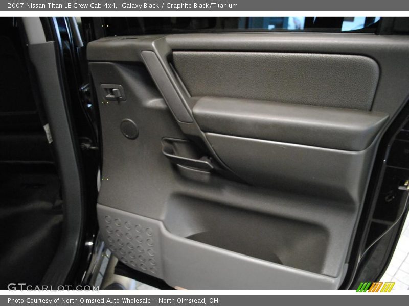 Galaxy Black / Graphite Black/Titanium 2007 Nissan Titan LE Crew Cab 4x4
