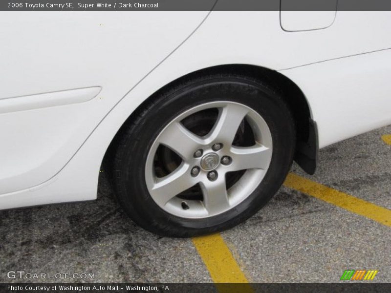 Super White / Dark Charcoal 2006 Toyota Camry SE