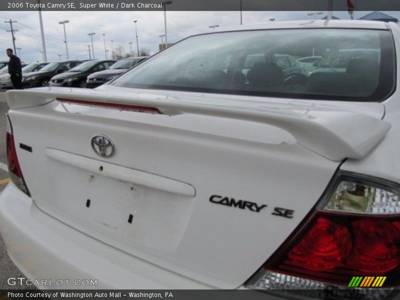 Super White / Dark Charcoal 2006 Toyota Camry SE