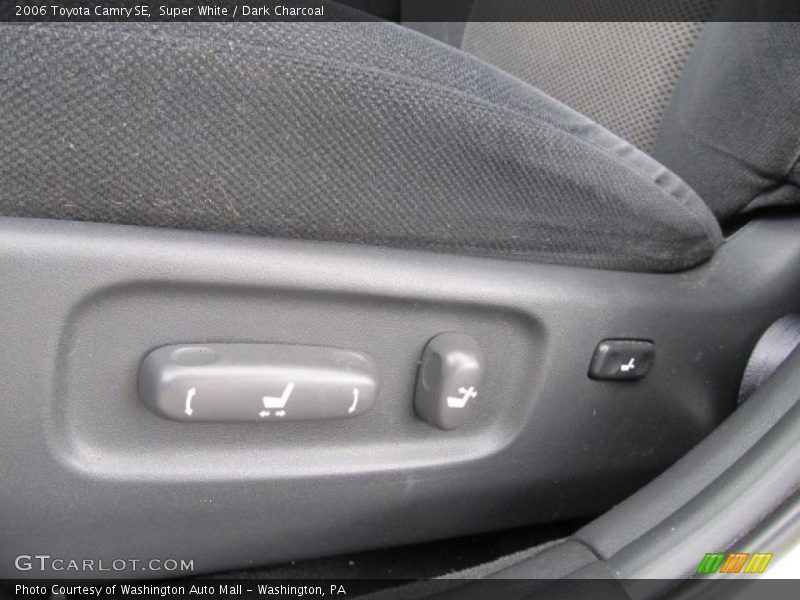 Super White / Dark Charcoal 2006 Toyota Camry SE