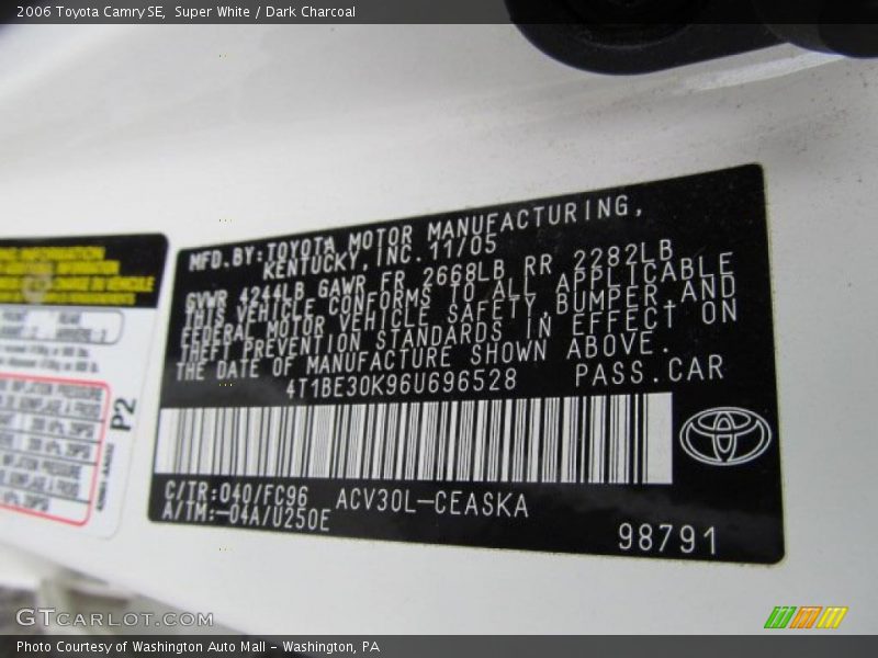 Super White / Dark Charcoal 2006 Toyota Camry SE