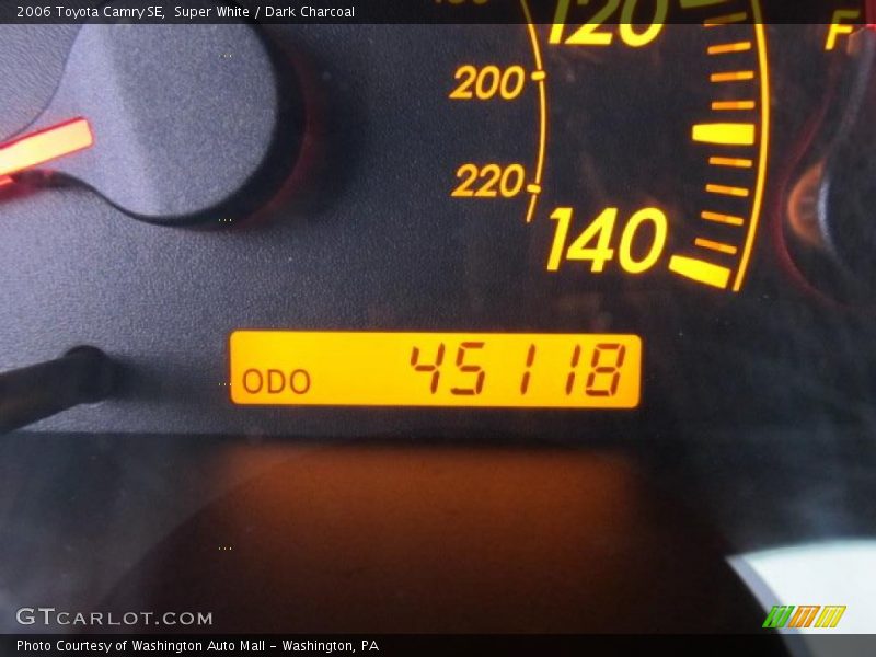 Super White / Dark Charcoal 2006 Toyota Camry SE