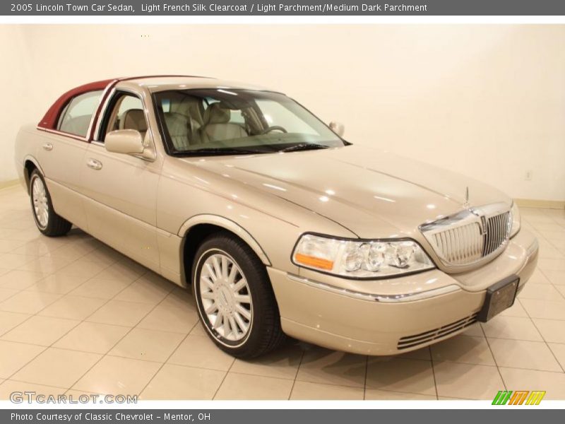 Front 3/4 View of 2005 Town Car Sedan