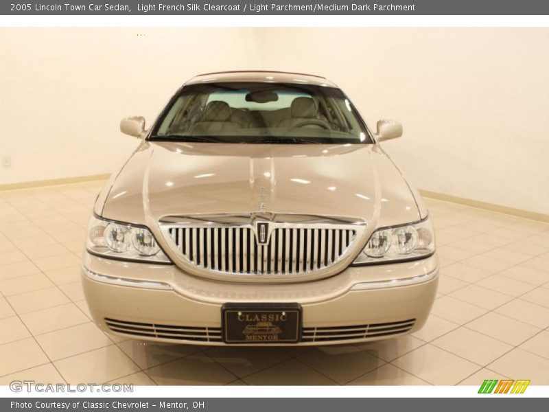 Light French Silk Clearcoat / Light Parchment/Medium Dark Parchment 2005 Lincoln Town Car Sedan