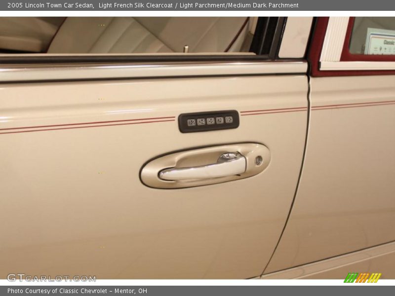 Light French Silk Clearcoat / Light Parchment/Medium Dark Parchment 2005 Lincoln Town Car Sedan