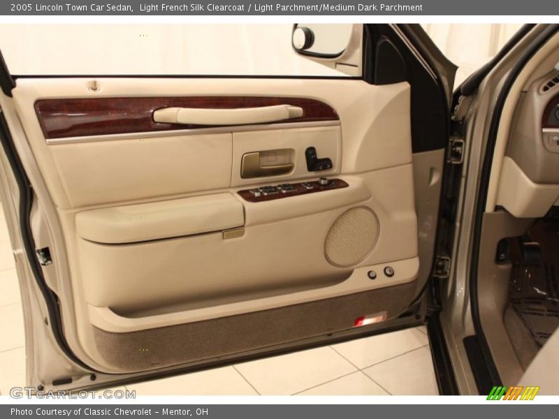 Door Panel of 2005 Town Car Sedan