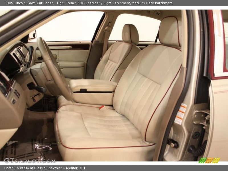  2005 Town Car Sedan Light Parchment/Medium Dark Parchment Interior