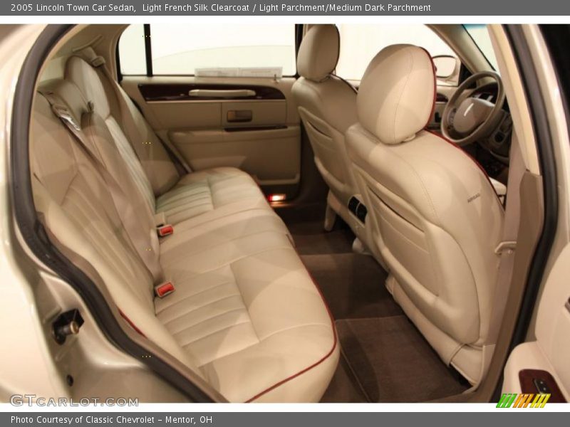  2005 Town Car Sedan Light Parchment/Medium Dark Parchment Interior