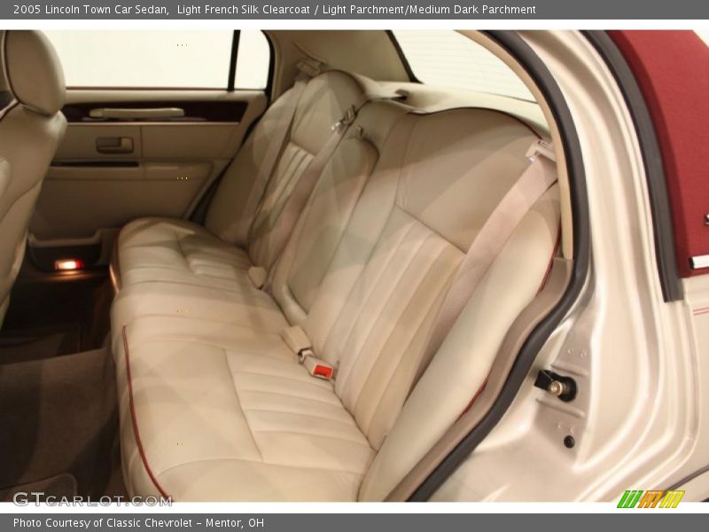 Light French Silk Clearcoat / Light Parchment/Medium Dark Parchment 2005 Lincoln Town Car Sedan