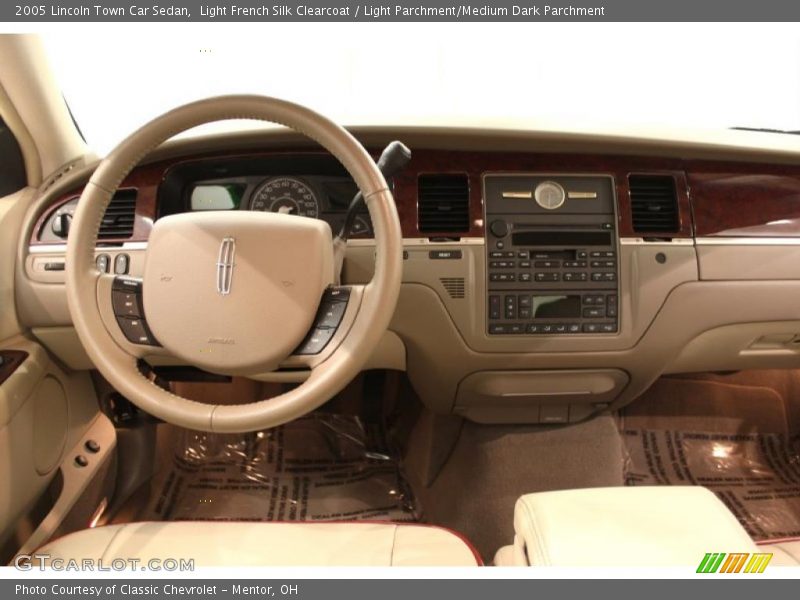 Light French Silk Clearcoat / Light Parchment/Medium Dark Parchment 2005 Lincoln Town Car Sedan